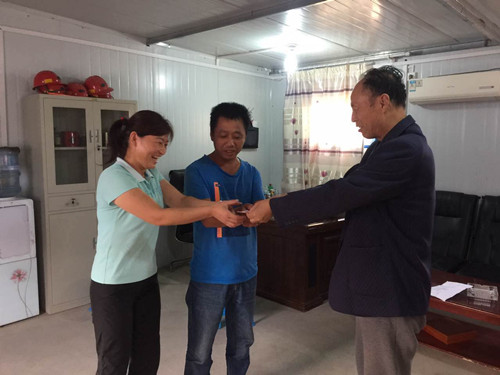 “金秋助學(xué)”，礦建二公司在行動