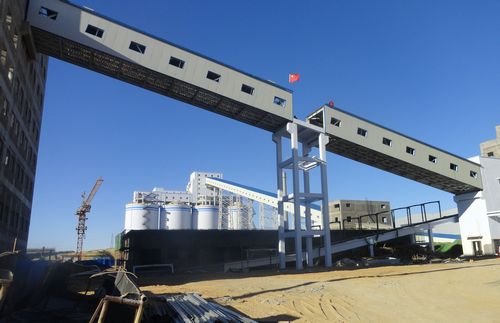 陜煤建設(shè)天工公司土建四部曹家灘選煤廠篩塊煤至主廠房帶式輸送機(jī)棧橋順利完成鋼桁架吊裝