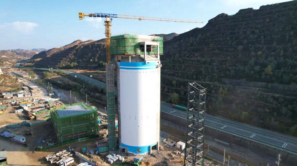 提前2天落位！橫山天云煤礦棧橋鋼支架架起“運(yùn)輸樞紐”，12月投產(chǎn)再添保障