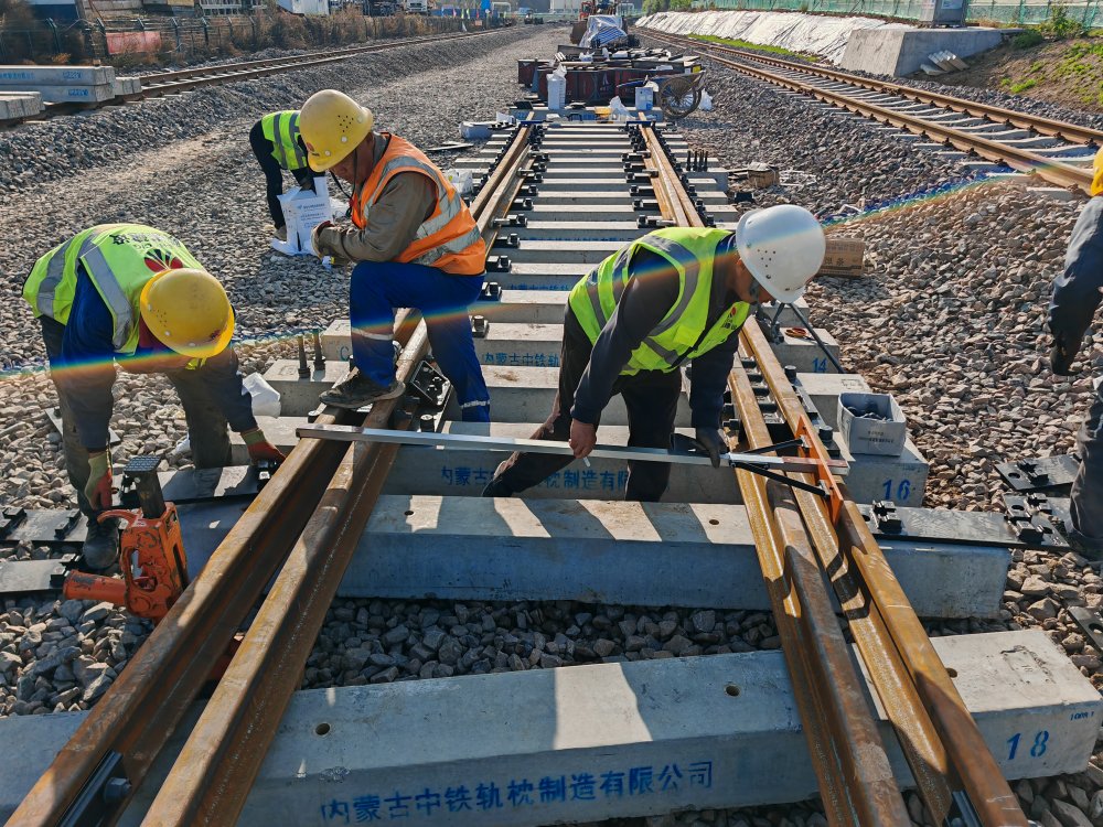 陜煤建設(shè)路橋分公司黃陵項(xiàng)目部“雙線”攻堅助力施工提速