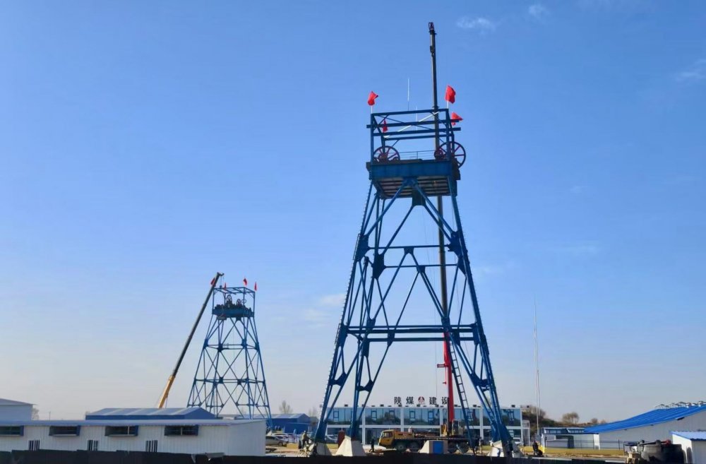 速看！陜煤建設(shè)礦建三公司又一組鑿井井架順利起吊安裝